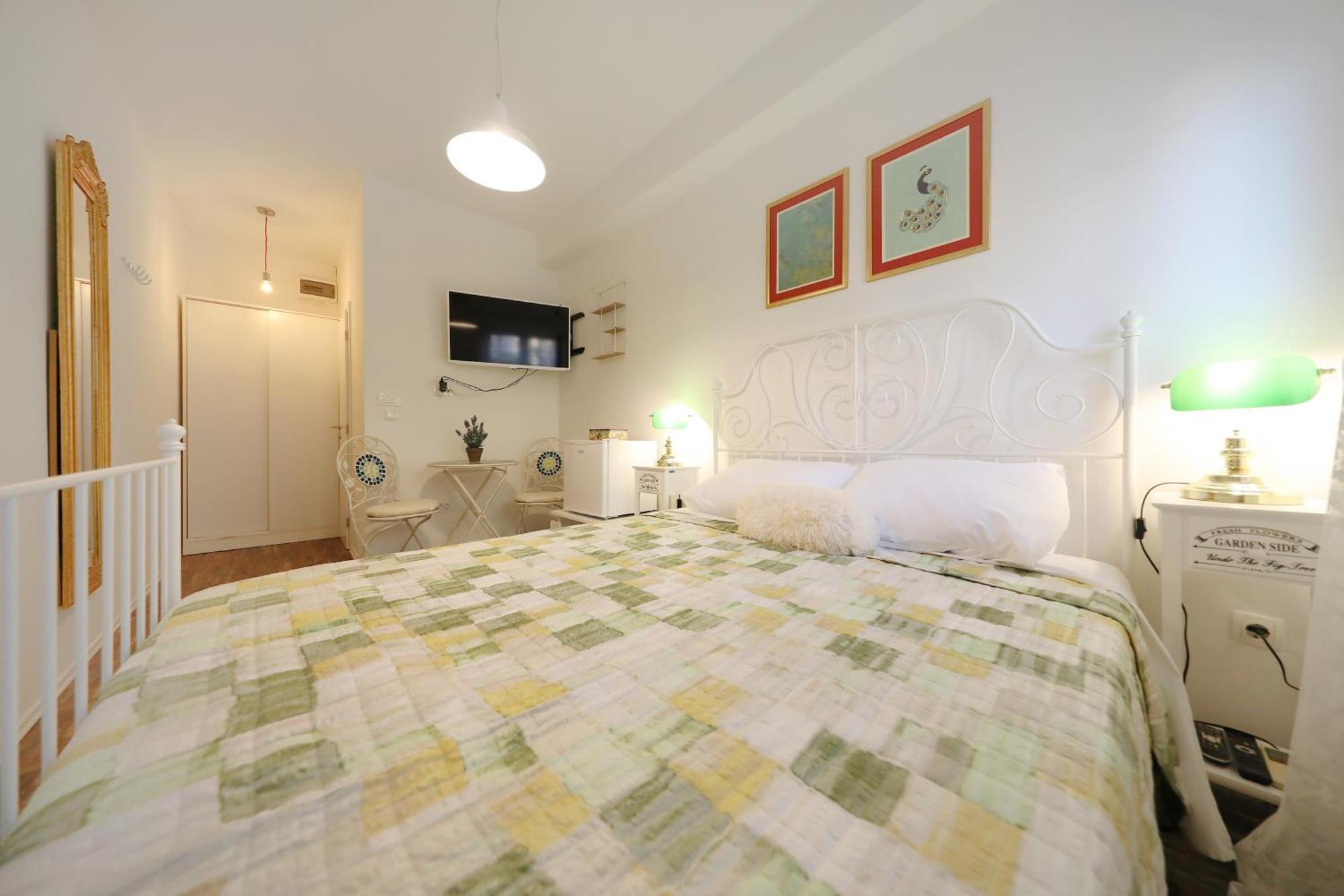 Apartments And A Room Ina