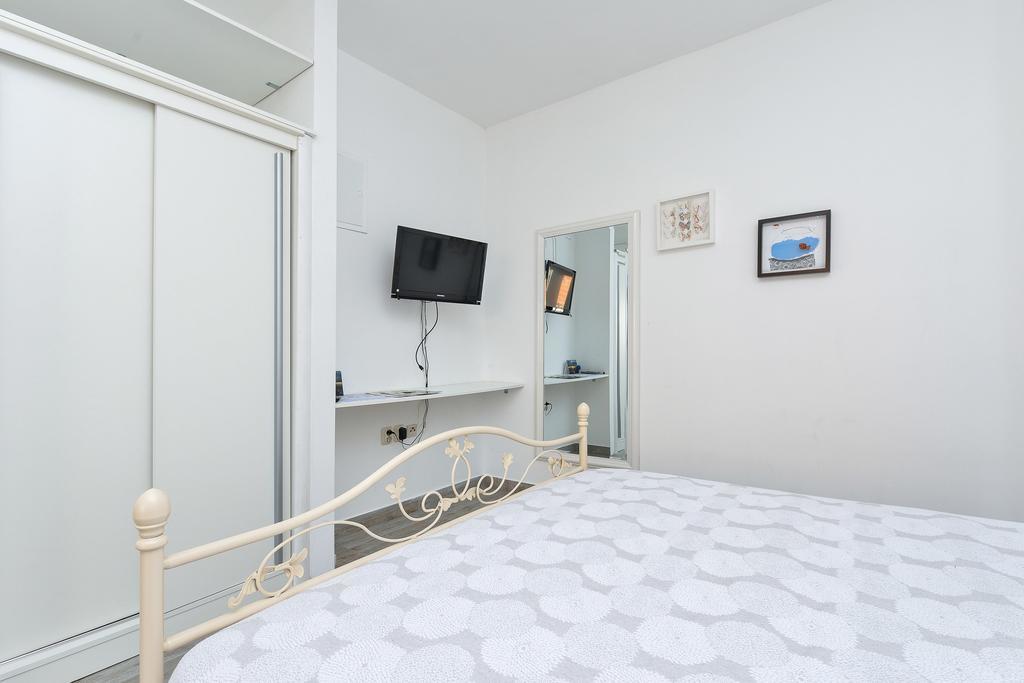 Apartments And A Room Ina Zadar