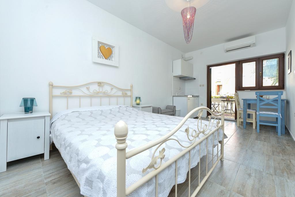 Guest house Apartments And A Room Ina 3*