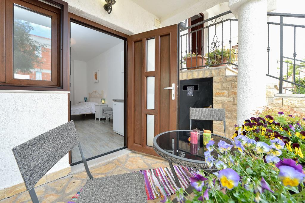 Guest house Apartments And A Room Ina 3*